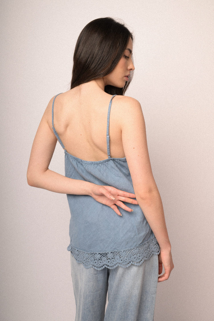Top in lino azzurro con profili in pizzo