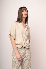 Camicia in lino beige con nodo