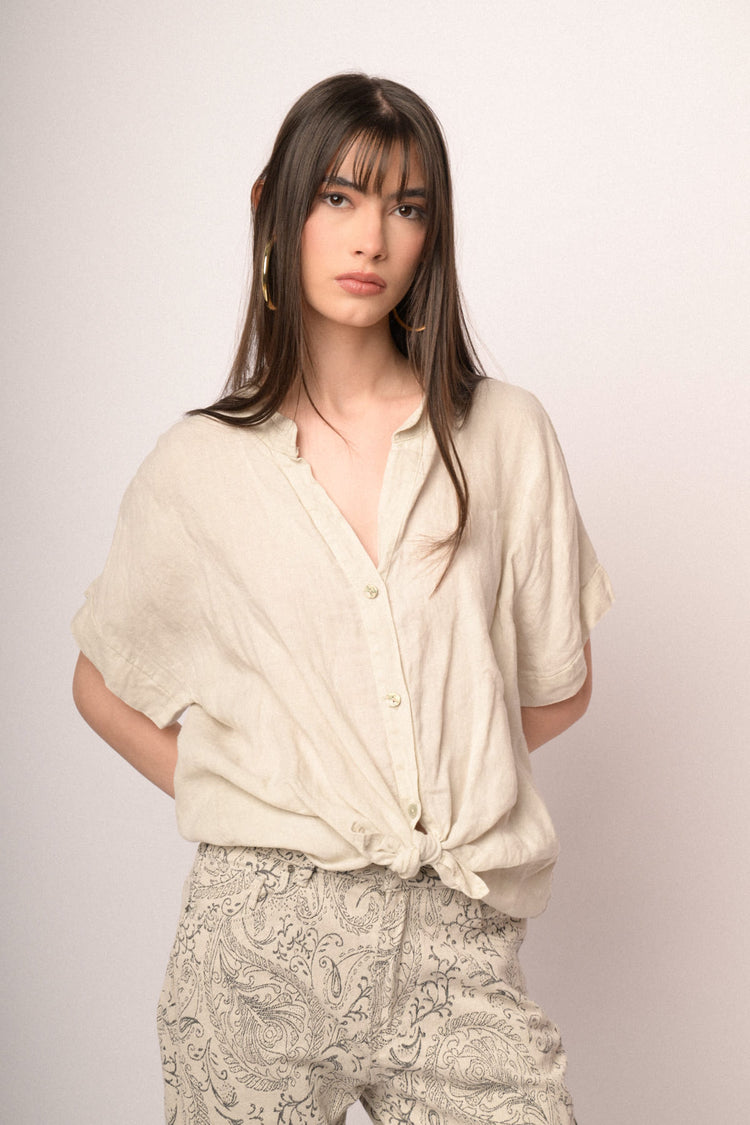 Camicia in lino beige con nodo