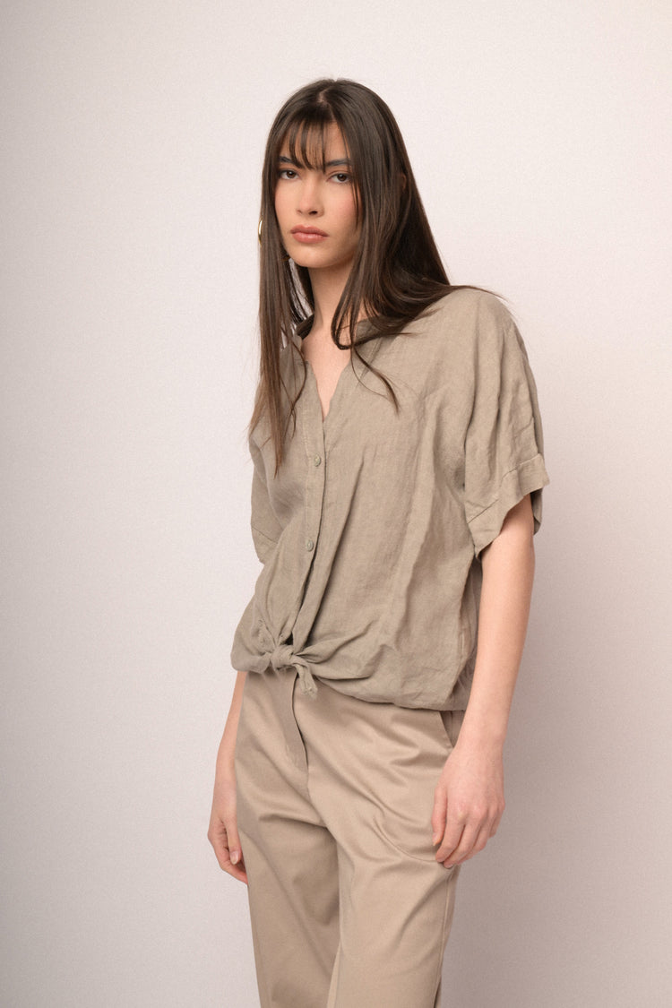 Camicia in lino kaki con nodo