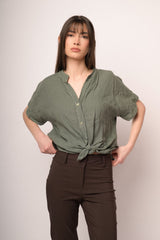 Camicia in lino verde con nodo