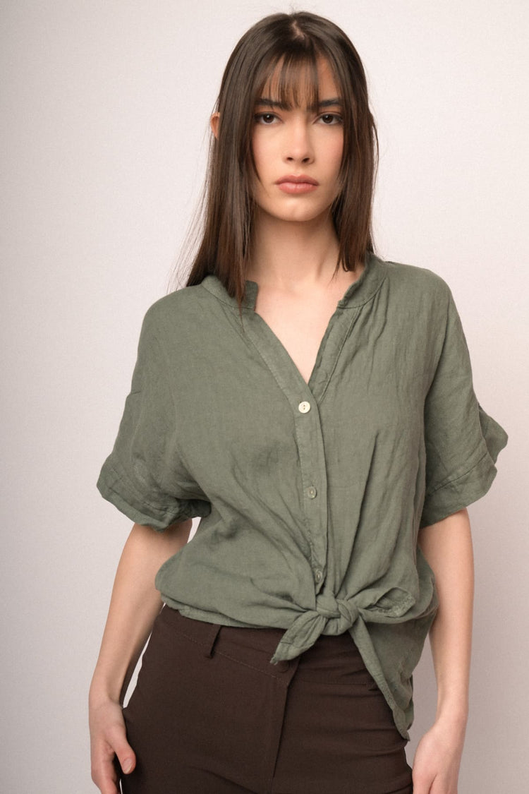 Camicia in lino verde con nodo