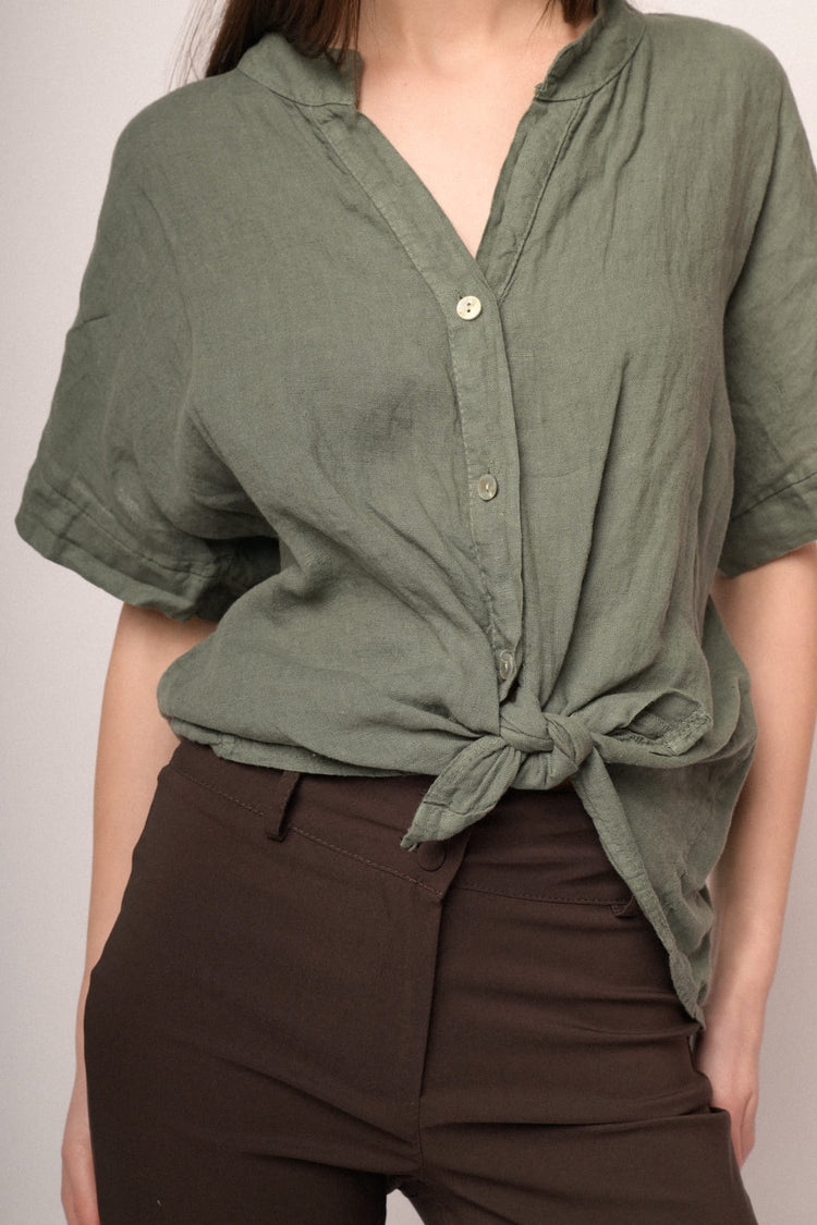 Camicia in lino verde con nodo