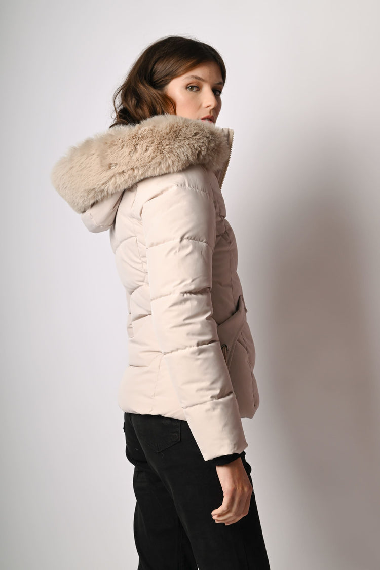 Piumino con cappuccio in faux fur