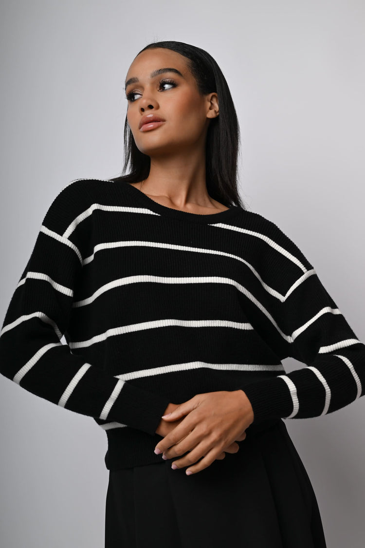Pull a righe con fiocco sul retro