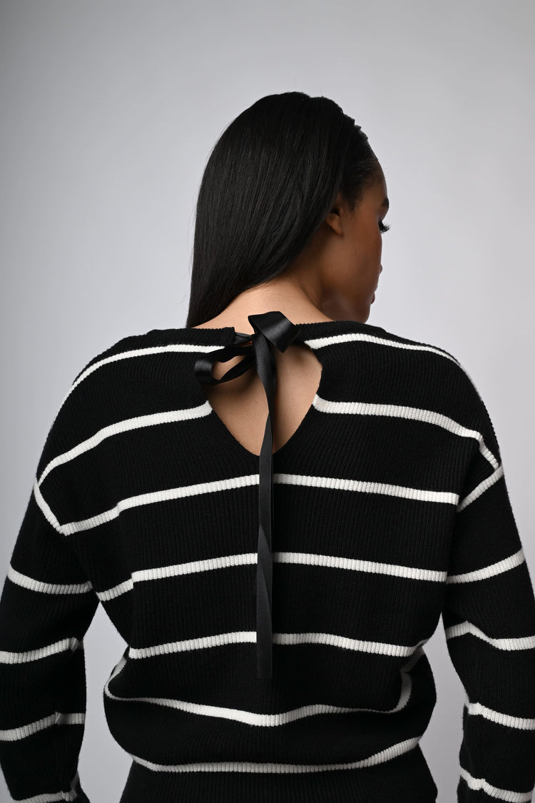 Pull a righe con fiocco sul retro