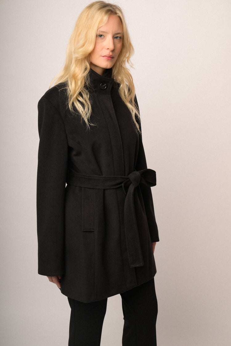 Cappotto con cinta e zip oro