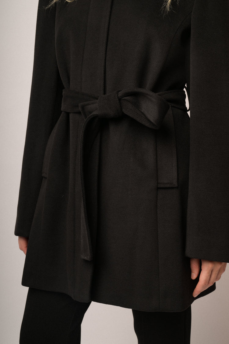 Cappotto con cinta e zip oro