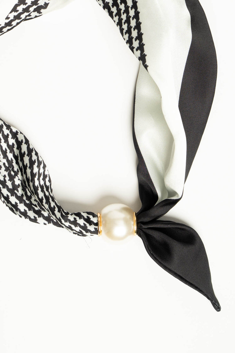 Foulard a stampa pied-de-poule bianco/nero con perla