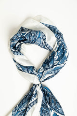 Foulard a stampa etnica blu/bianco
