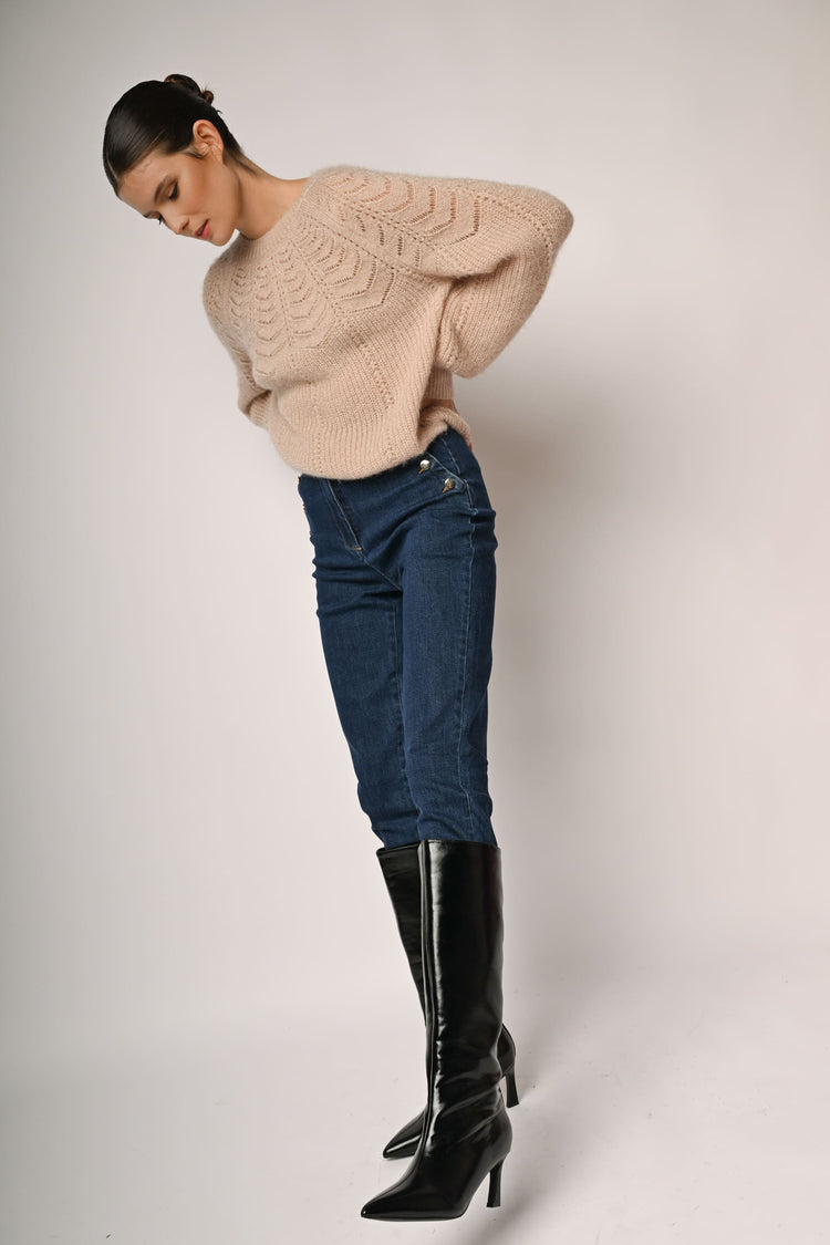 Jeans con bottoni sulle tasche