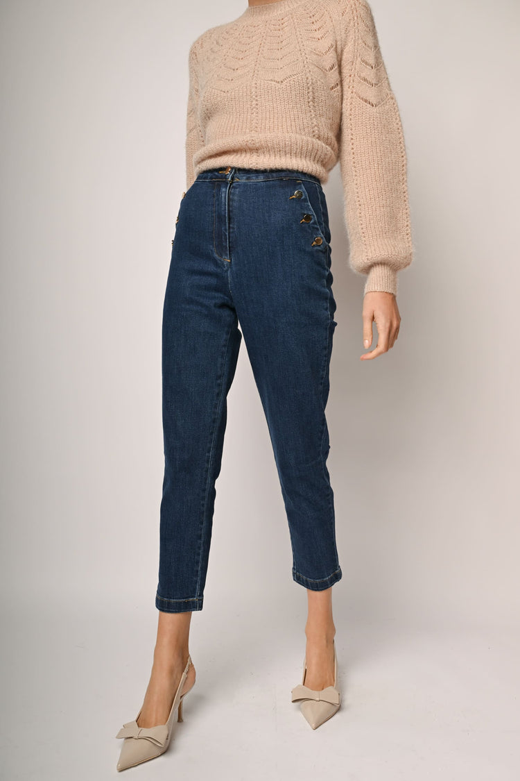 Jeans con bottoni sulle tasche
