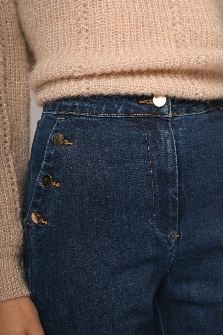 Jeans con bottoni sulle tasche
