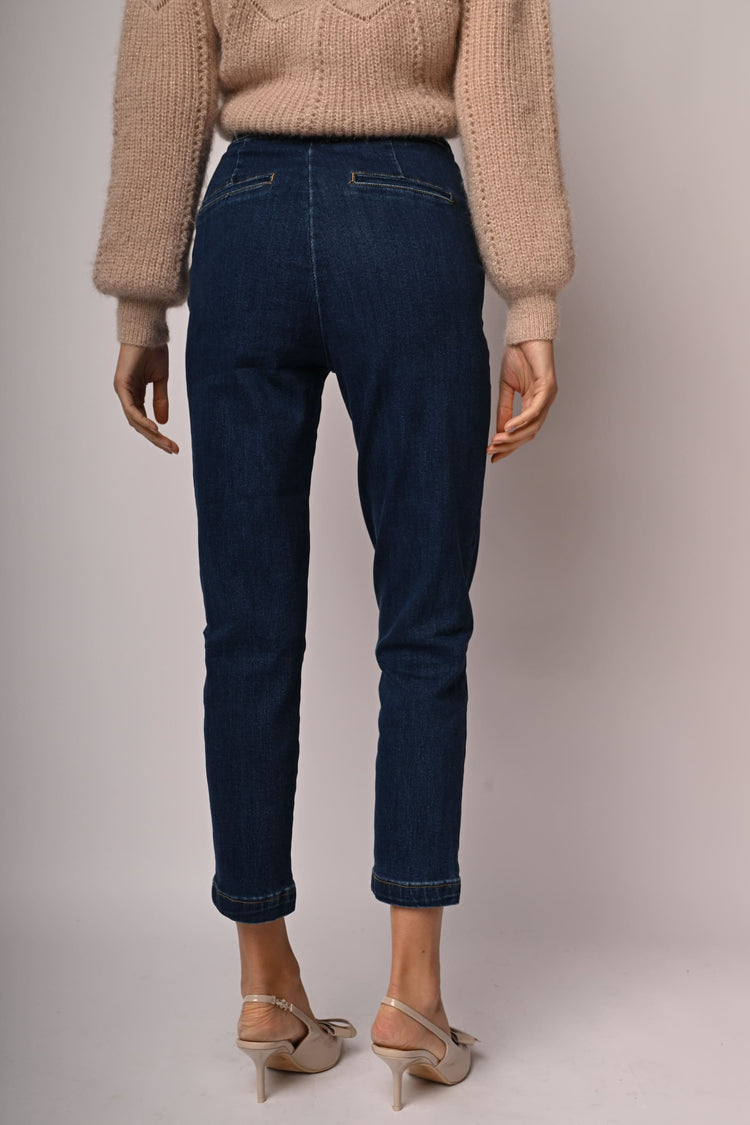 Jeans con bottoni sulle tasche
