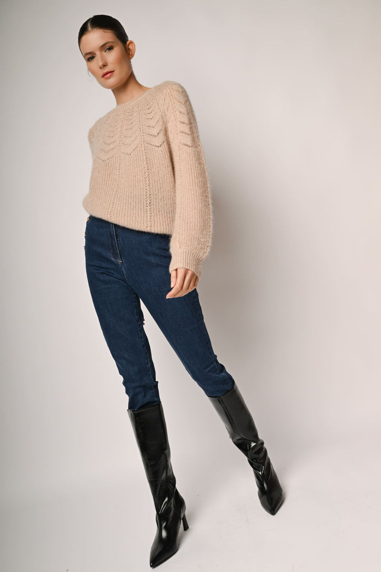 Jeans con bottoni sulle tasche