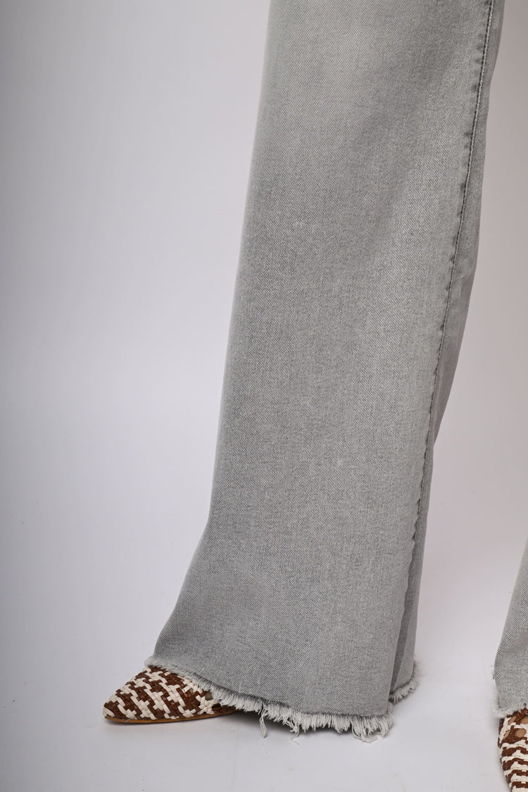 Jeans a gamba ampia sfrangiati