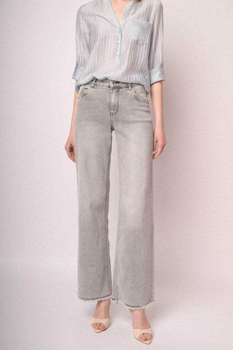 Jeans wide-leg in denim grigio con orli sfrangiati