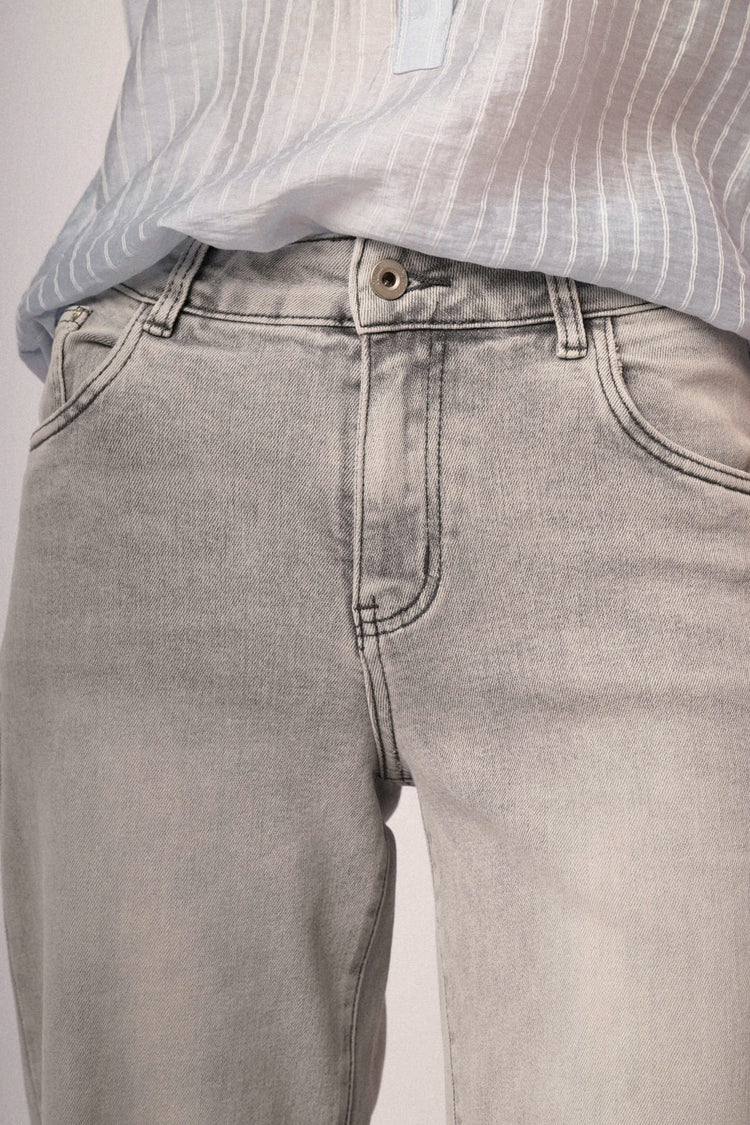 Jeans wide-leg in denim grigio con orli sfrangiati