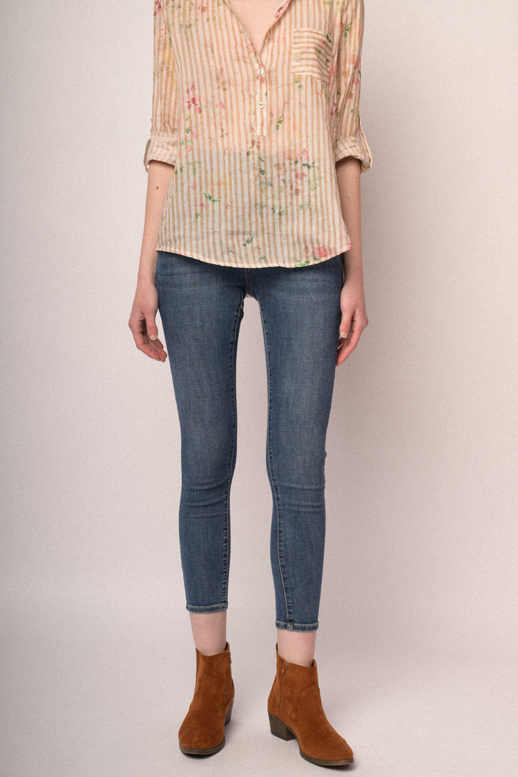 Jeans skinny in denim blu con bottoni