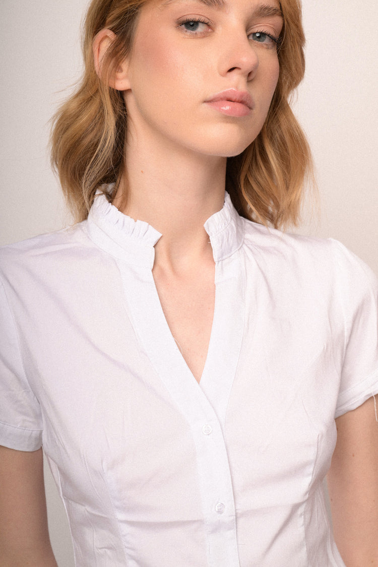 Camicia in cotone stretch bianco con rouches al colletto