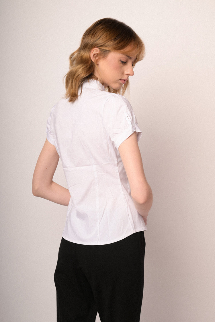 Camicia in cotone stretch bianco con rouches al colletto