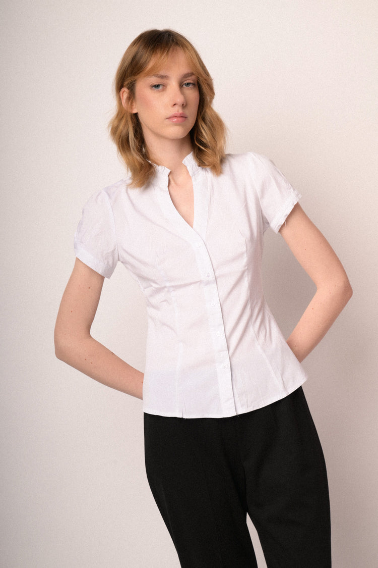 Camicia in cotone stretch bianco con rouches al colletto