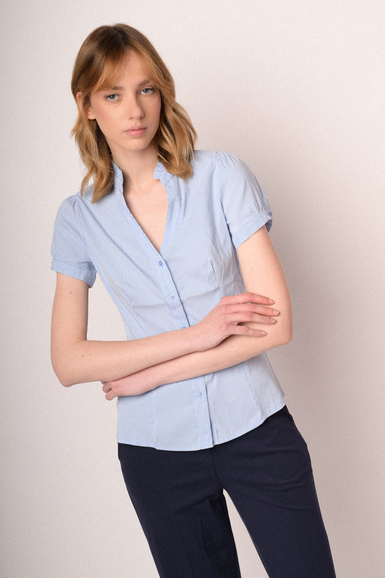 Camicia in cotone stretch a righe celeste con rouches al colletto