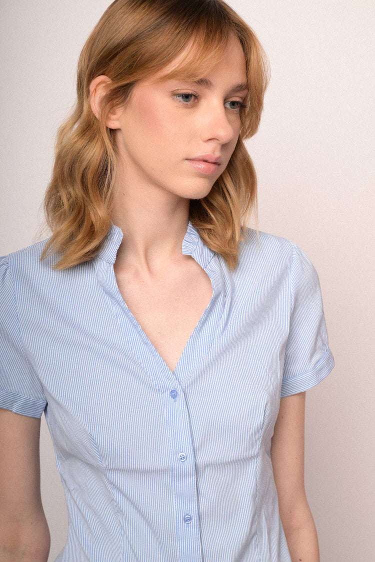 Camicia in cotone stretch a righe celeste con rouches al colletto
