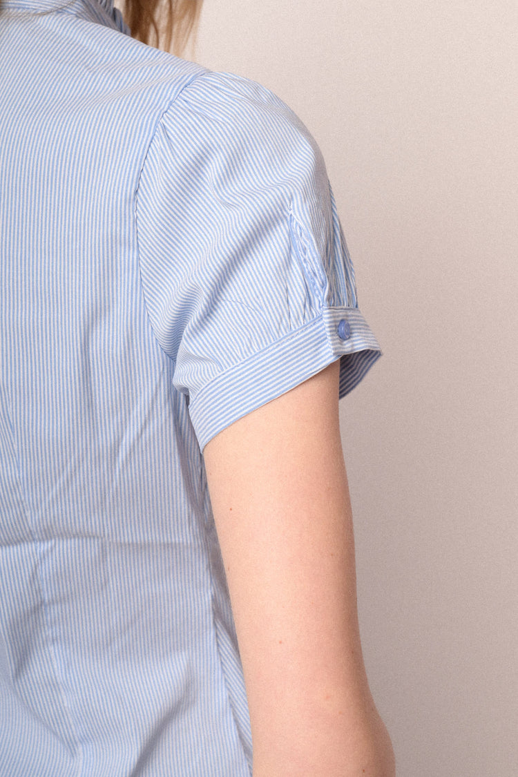 Camicia in cotone stretch a righe celeste con rouches al colletto