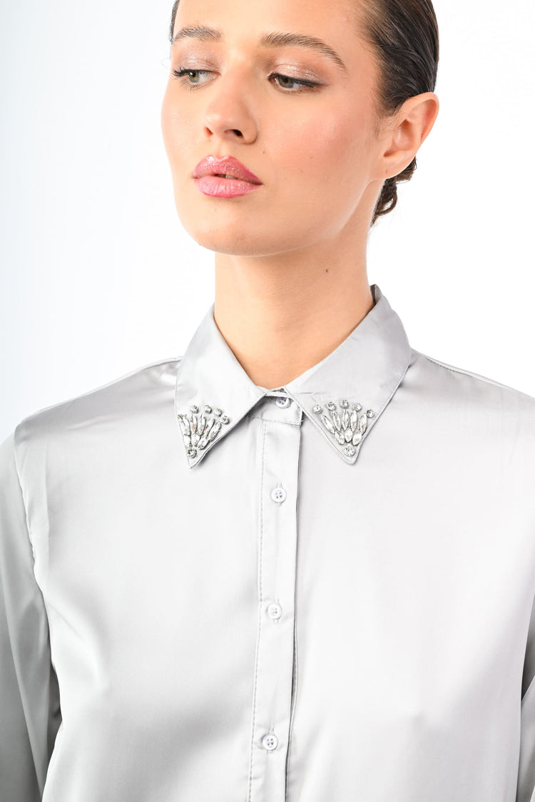 Camicia in raso con colletto gioiello