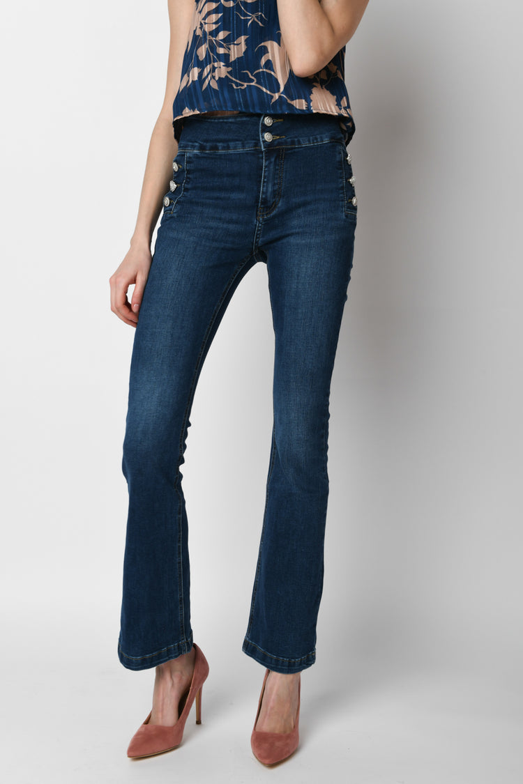 Jeans svasati con bottoni gioiello