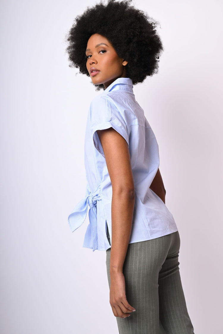 Camicia a righe con nodo laterale