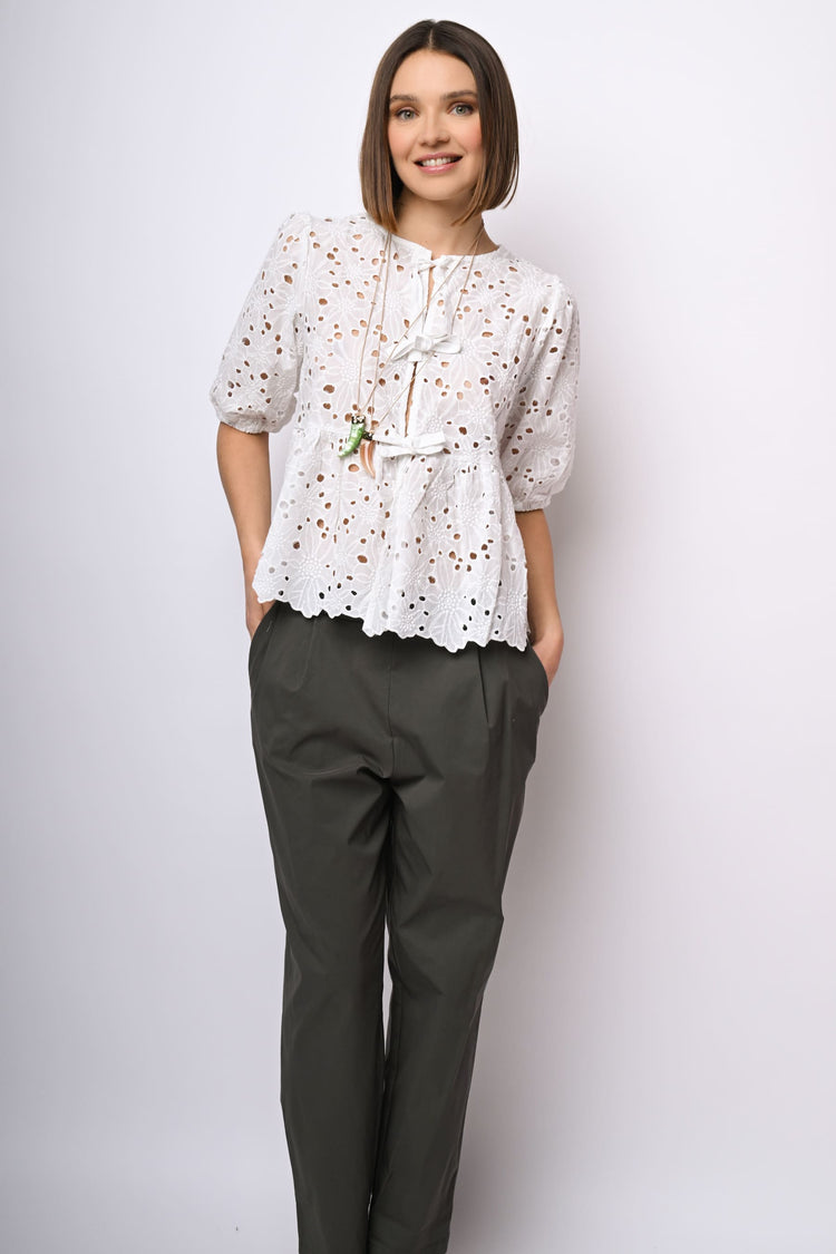 Blusa in pizzo Sangallo con laccetti