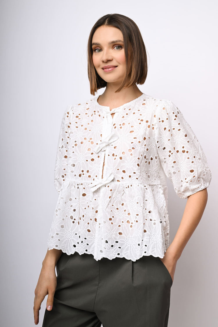 Blusa in pizzo Sangallo con laccetti