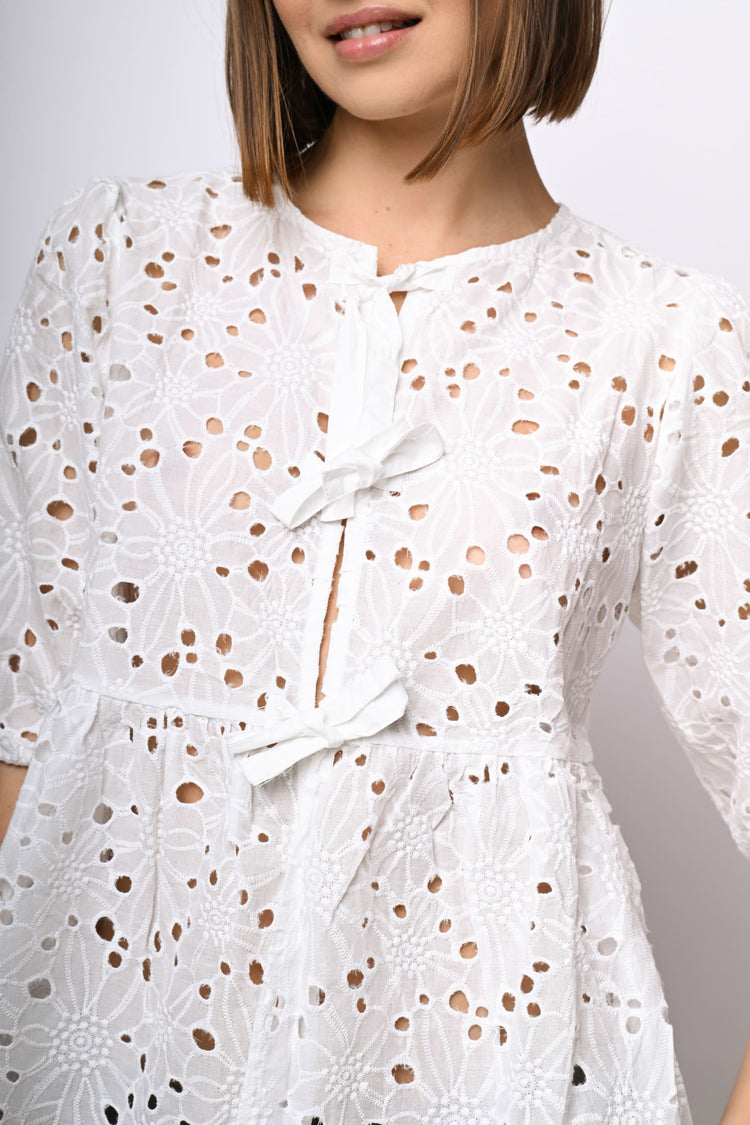 Blusa in pizzo Sangallo con laccetti