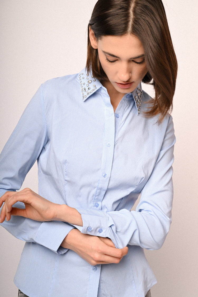 Camicia a righe con strass sul colletto