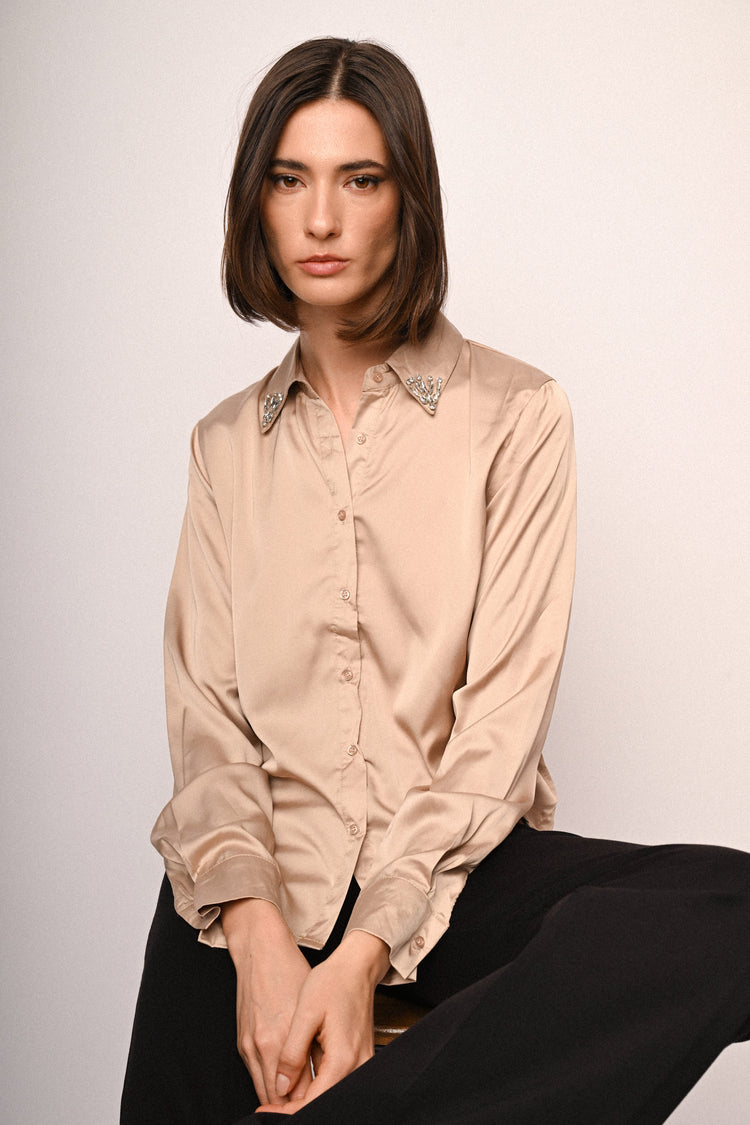 Camicia in raso con strass al colletto