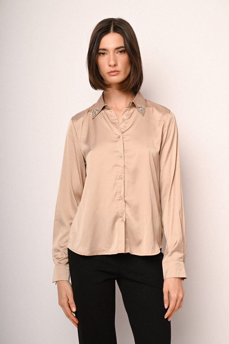 Camicia in raso con strass al colletto