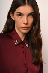 Camicia in raso con strass al colletto