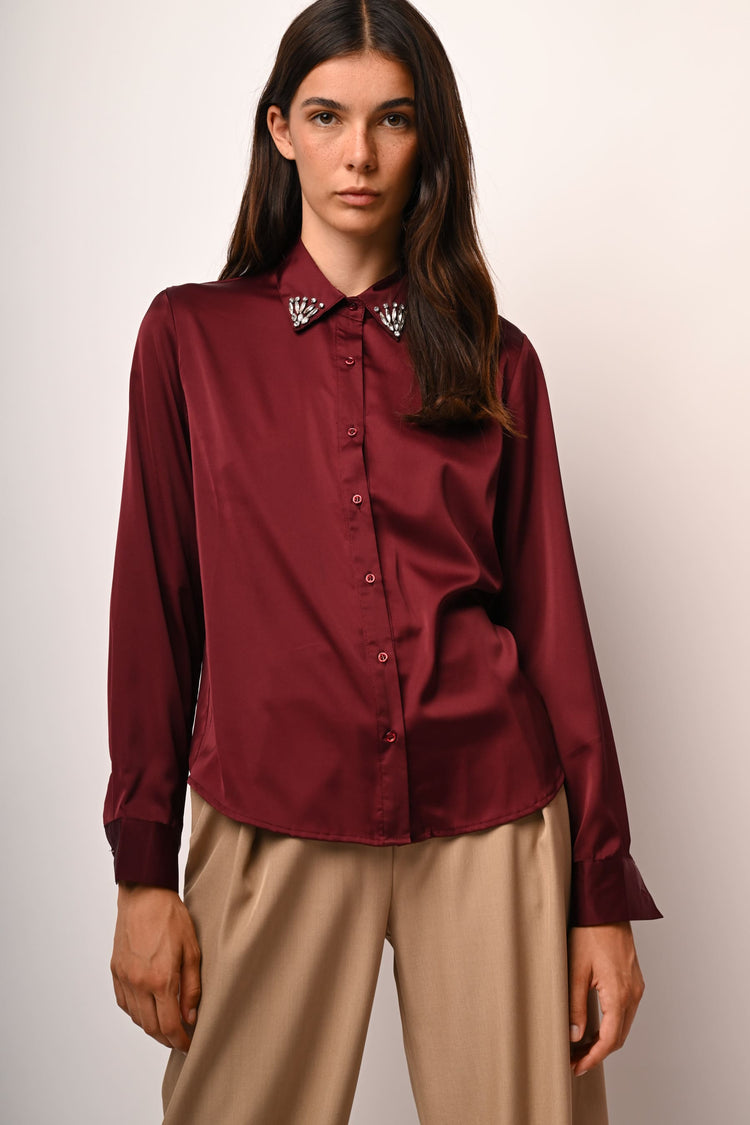 Camicia in raso con strass al colletto