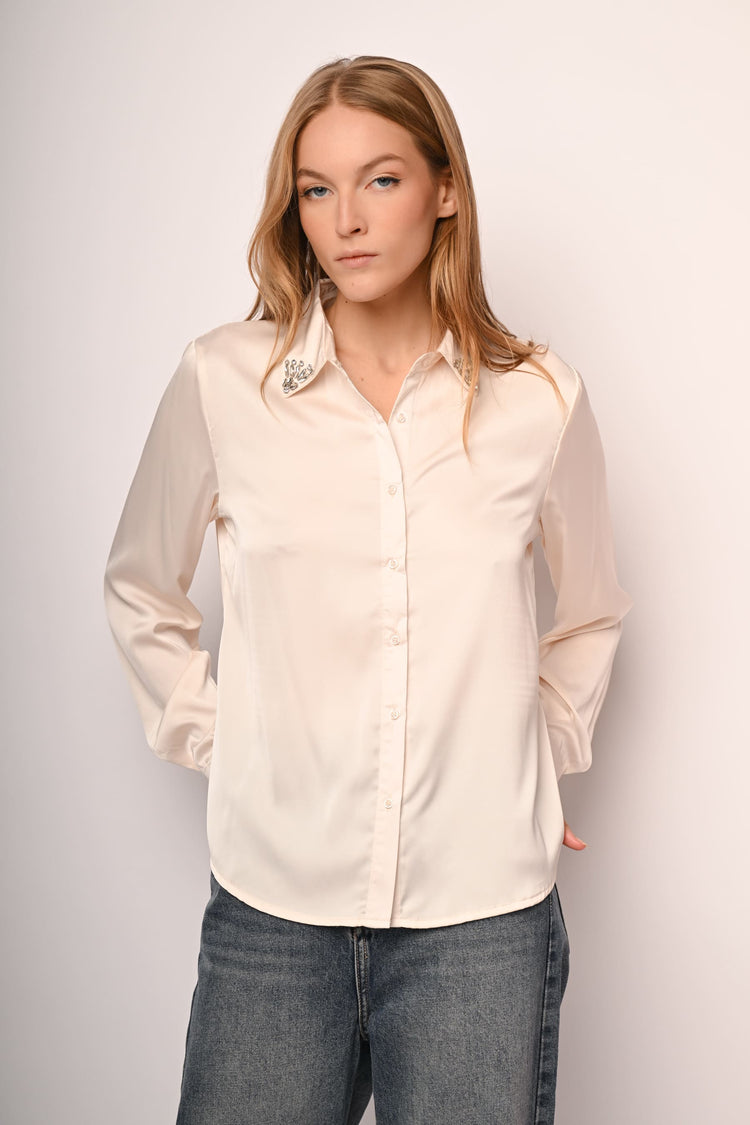 Camicia in raso con strass al colletto