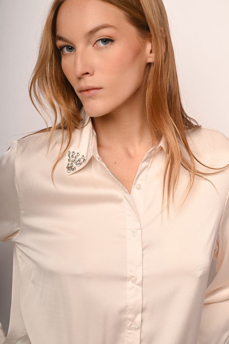Camicia in raso con strass al colletto