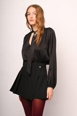 Blusa in raso con laccio e spilla