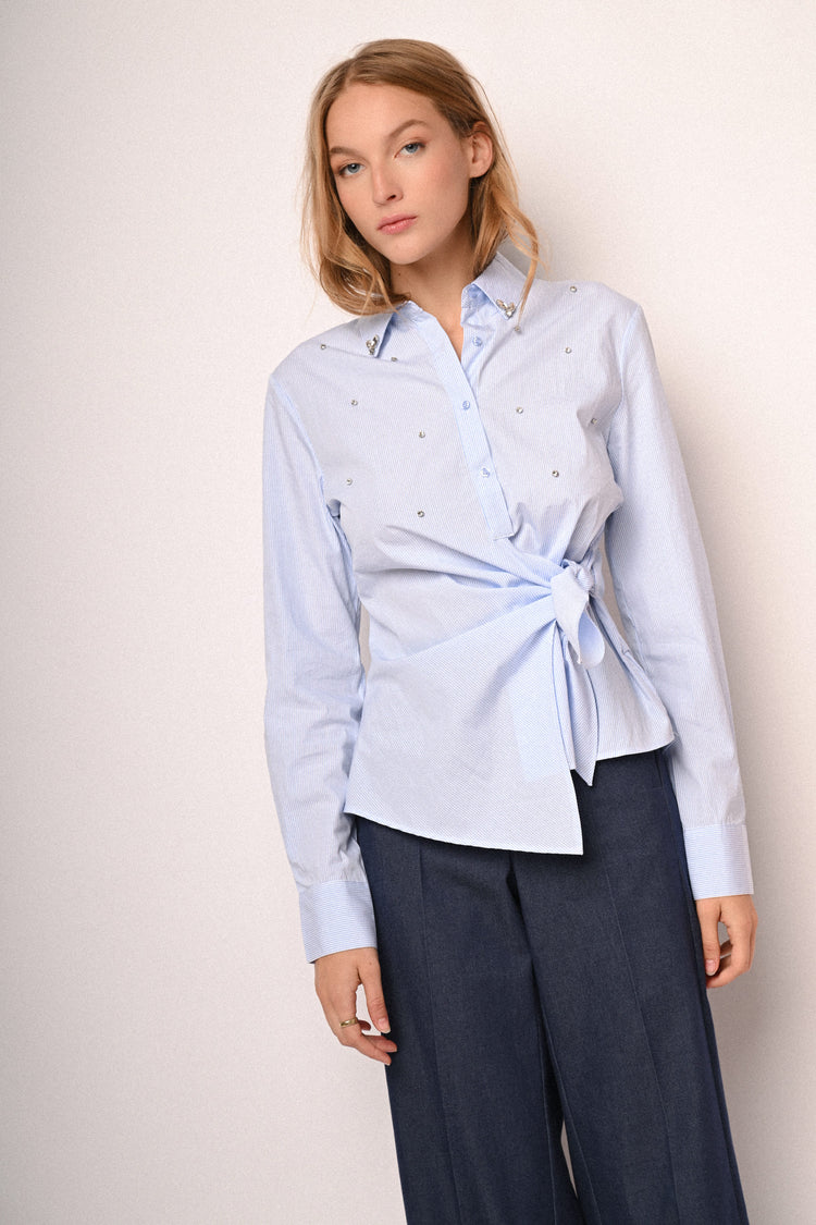Camicia con nodo e cristalli