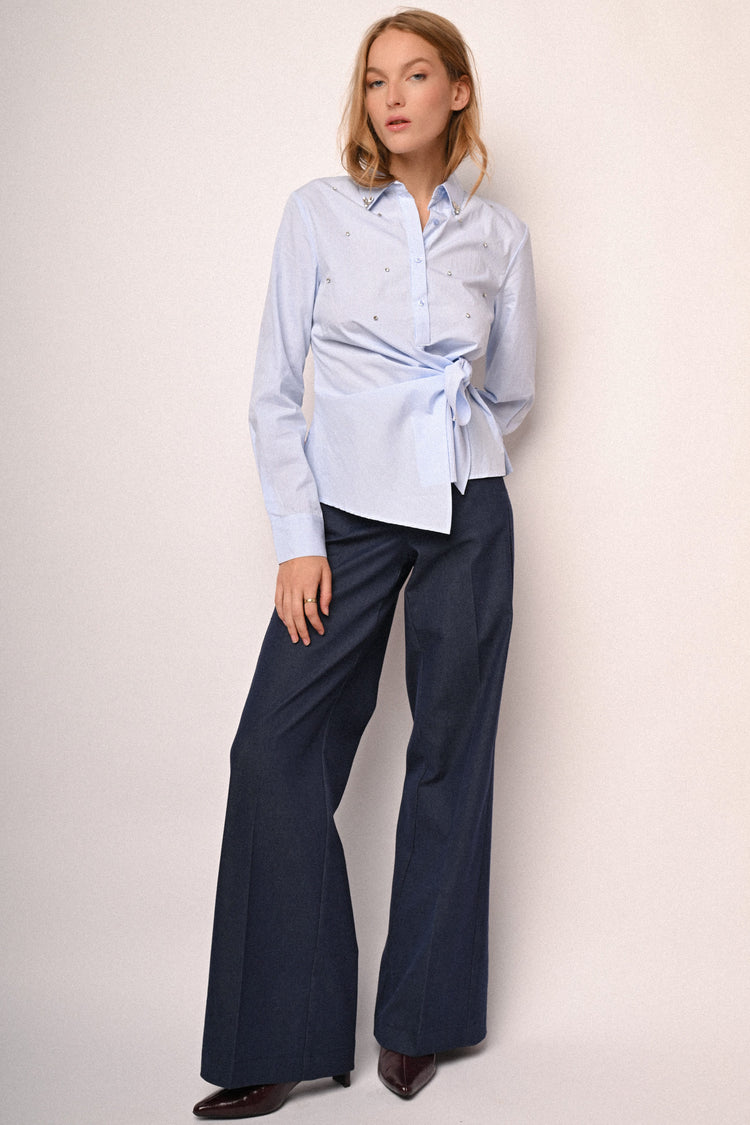 Camicia con nodo e cristalli