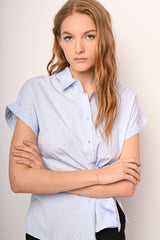 Camicia a righe con nodo e mini borchie