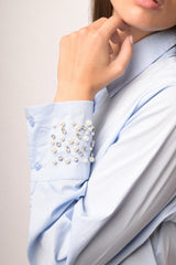 Camicia misto cotone azzurro con polsini-gioiello