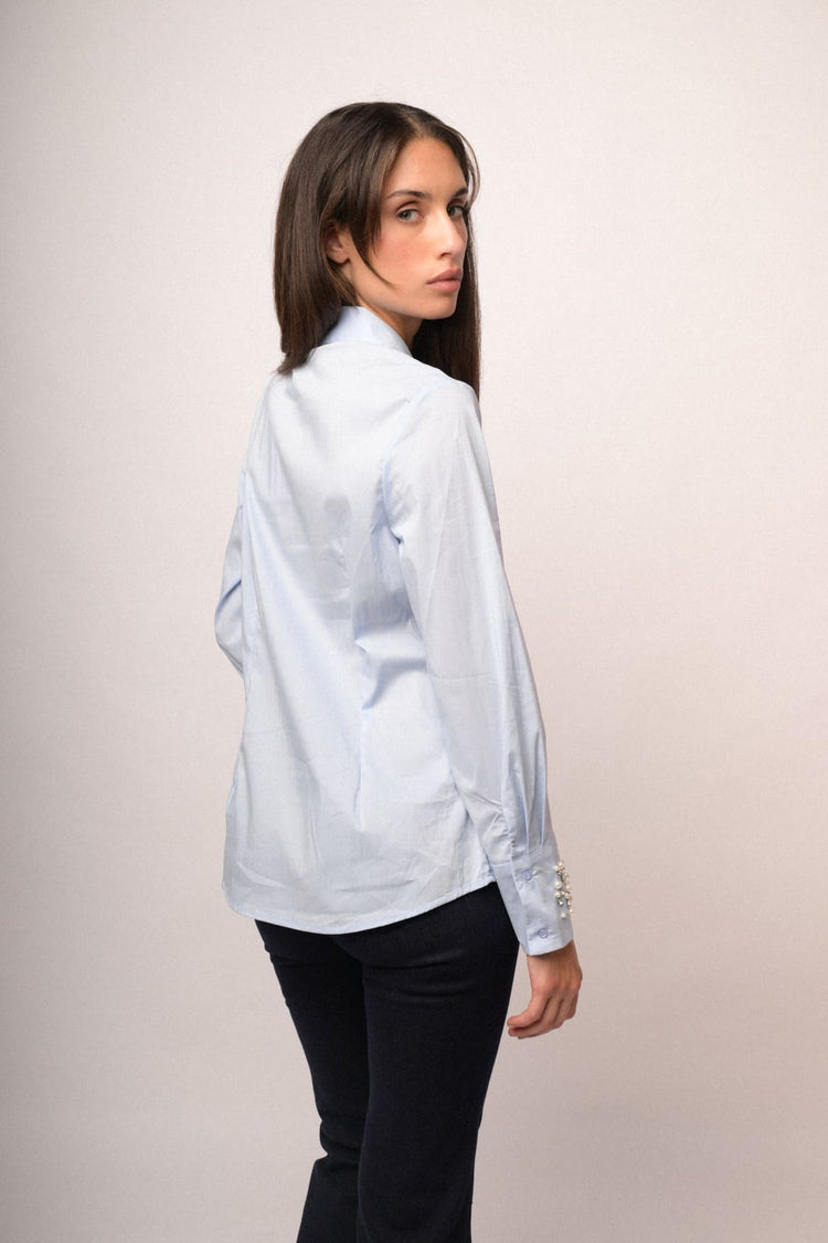 Camicia misto cotone azzurro con polsini-gioiello