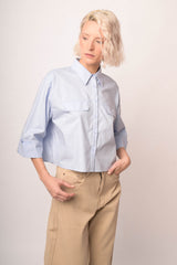 Camicia boxy e crop in cotone celeste