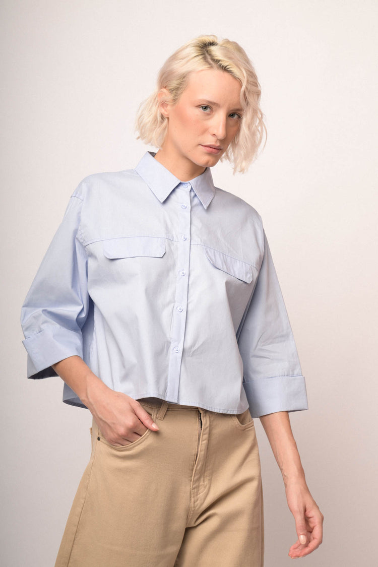 Camicia boxy e crop in cotone celeste